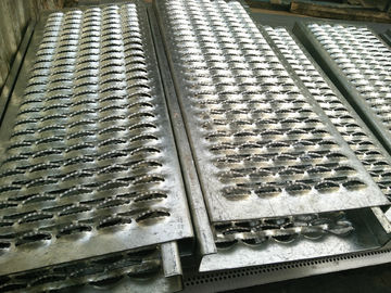 Chine Le trou de bouche de crocodile a formé l'anti plaque d'acier perforée de dérapage pour le plancher/escaliers fournisseur