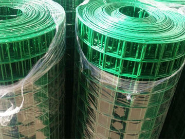 Chine Le grillage soudé enduit en plastique vert de PVC lambrisse Rolls pour faire le piège de crabe fournisseur
