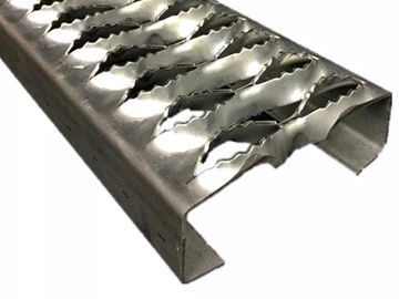 Chine Planches de plaque métallique de poignée de contrefiche de sécurité de bandes de roulement d'escalier d'aluminium et d'anti dérapage en acier fournisseur