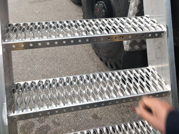 Chine Sécurité de bande de roulement d'escalier de poignée de diamant râpant pour la passerelle, glissement de plancher de plat de bande de roulement en métal non fournisseur