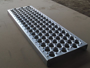 Chine Plancher discordant de passage couvert d'anti de dérapage d'aluminium de la perforation O de poignée sécurité sûre en métal fournisseur