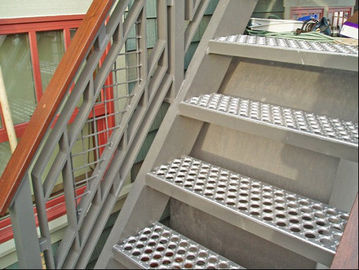 Chine Anti- la tôle décorative de ensabotage lambrisse les bandes de roulement d'escalier perforées en métal fournisseur