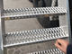 2mm ont galvanisé les bandes de roulement d'escalier perforées en métal, grille de sécurité de contrefiche de poignée fournisseur