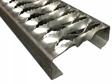 2mm ont galvanisé les bandes de roulement d'escalier perforées en métal, grille de sécurité de contrefiche de poignée