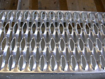 2mm ont galvanisé les bandes de roulement d'escalier perforées en métal, grille de sécurité de contrefiche de poignée